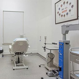 treatment room at melbourne ophthalmologists clinic